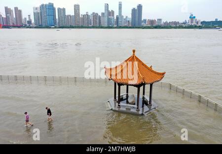 Peking, China. 11. Juni 2022. Dieses Luftfoto wurde am 11. Juni 2022 aufgenommen und zeigt zwei Personen, die den Huanghuaji-Pavillon im Wuchang-Bezirk Wuhan, der Provinz Hubei in Zentralchina, verlassen. Der Wasserstand im Wuhan-Abschnitt des Jangtse-Flusses näherte sich dem gefährlichen Niveau von 25 Metern. Kredit: Zhao Jun/Xinhua/Alamy Live News Stockfoto