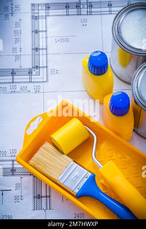 Baukonzept mit Farbbürstenrollenablage Metalldosen und Kunststoffflaschen. Stockfoto