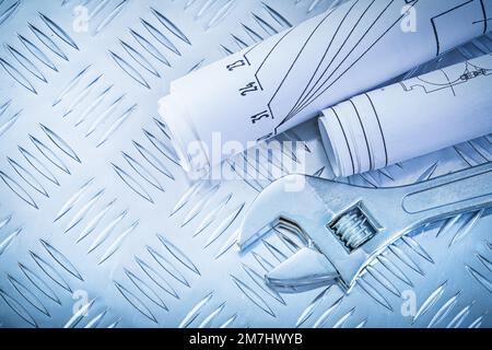 Entwurf eines verstellbaren Schraubenschlüssels für die Konstruktion von kanalgefederten Metallplatten. Stockfoto