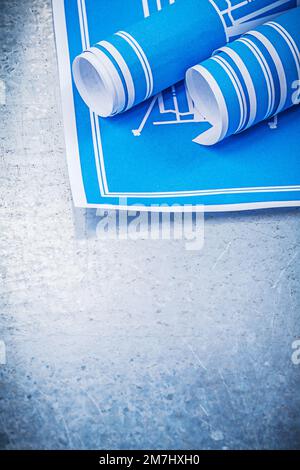 Zusammensetzung blauer Baupläne zum metallischen Hintergrundbaukonzept. Stockfoto