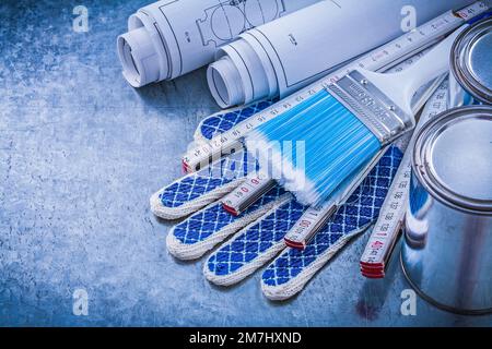 Zusammensetzung von Farbbürsten Dose Holzmeter Blaupausen Schutzhandschuhe. Stockfoto