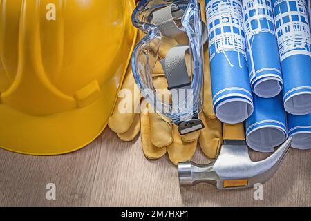 Aufbau von Bauwerkzeugen auf Holzbrettern in horizontaler Ausführung. Stockfoto