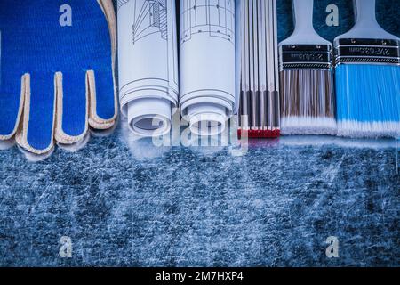 Zusammensetzung von Holzmessgeräten, Schutzhandschuhen und Bauzeichnungen. Stockfoto