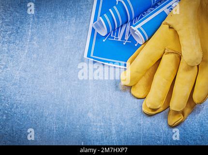 Zusammensetzung der blau aufgerollten Schutzhandschuhe. Stockfoto