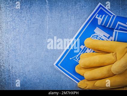 Zusammenstellung der blau gerollten Schutzhandschuhe. Stockfoto