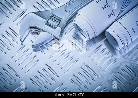 Konstruktionszeichnungen Rollgabelschlüssel auf gerillten Metallplatten Wartungskonzept. Stockfoto