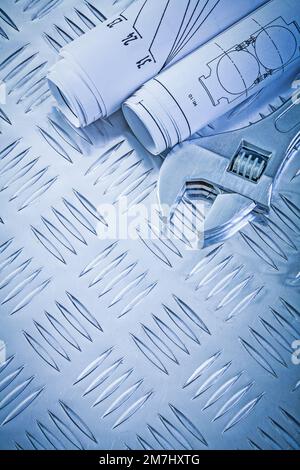 Konstruktionszeichnungen Spannschlüssel auf geriffelter Metallplatte Wartungskonzept. Stockfoto