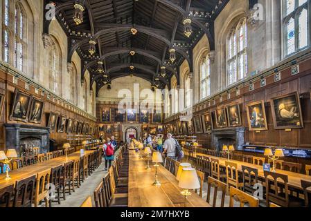 Die große Hall of Christ Church College Oxford mit Hammerbalken aus dem 16. Jahrhundert. Die Mitglieder des Kollegiums können täglich drei Mahlzeiten auf dem l Stockfoto