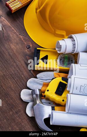 Baupläne und Bauwerkzeuggruppen für das alte Pinienholzpflegekonzept Stockfoto