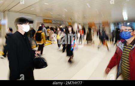 Japaner stürmen durch den Bahnhof Shinjuku. Tokio, Japan. Stockfoto