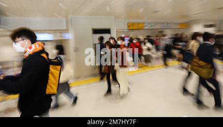 Japaner stürmen durch den Bahnhof Shinjuku. Tokio, Japan. Stockfoto