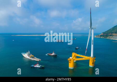 Peking, China. 29. Mai 2022. Dieses Luftfoto, das am 29. Mai 2022 aufgenommen wurde, zeigt Chinas erste schwimmende Hochsee-Windkraftanlage „Fuyao“, die von Maoming in das Luodousha-Meeresgebiet, Südchina Provinz Guangdong, gezogen wird. Kredit: Liu Dawei/Xinhua/Alamy Live News Stockfoto