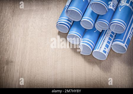 Kopierraum von Bauplanrollen auf Holzbretterbaukonzept. Stockfoto