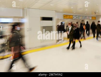 Japaner stürmen durch den Bahnhof Shinjuku. Tokio, Japan. Stockfoto