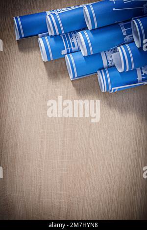 Haufen blauer Blueprint-Rollen auf Holzbretterbaukonzept. Stockfoto