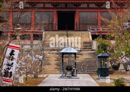 Räucherbrenner und Treppen führen zum Eingang des historischen japanischen Schreins Stockfoto