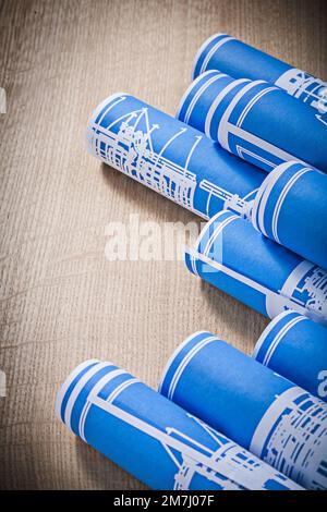 Ein Stapel blauer Blueprint-Rollen auf Holzbretterbaukonzept. Stockfoto