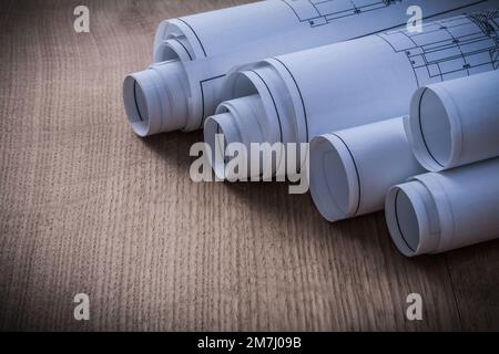 Stapel von Blueprint-Rollen auf Holzbretterbaukonzept. Stockfoto