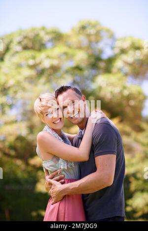 Wir nutzen dieses schöne Wetter. Ein reifes Paar, das draußen umarmt. Stockfoto