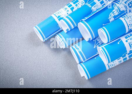 Rollen blauer Baupläne auf grauem Hintergrund Instandhaltungskonzept. Stockfoto