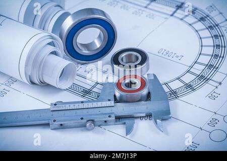 Rollen von Bauplänen Wälzlager und Gleitsattel auf Bauplan Industriekonzept. Stockfoto