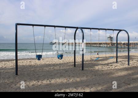 Leere Kinderschaukel am San Clemente State Beach, Kalifornien Stockfoto