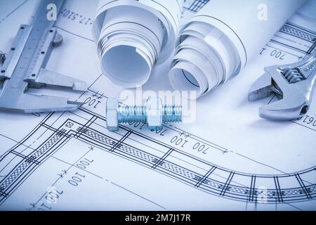 Schraubbolzen mit Mutter Einstellbare Schlüsselschieber Rollen von Bauplänen zu Bauplan und Baukonzept. Stockfoto