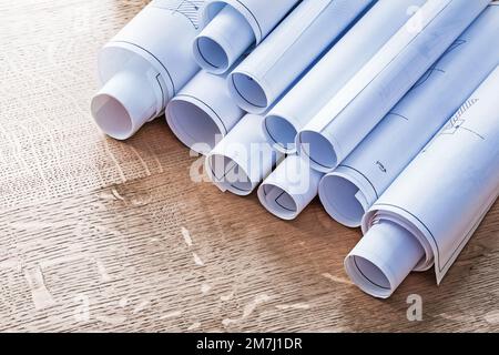 Stapel von Bauplanrollen auf Holzeichen-Brettern-Baukonzept Stockfoto