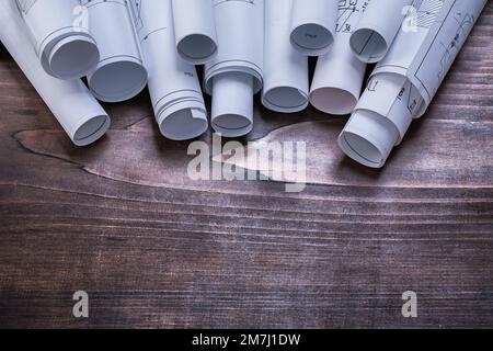 Stapel von Blueprint-Rollen auf Pinienholzplatten im Vintage-Instandhaltungskonzept Stockfoto