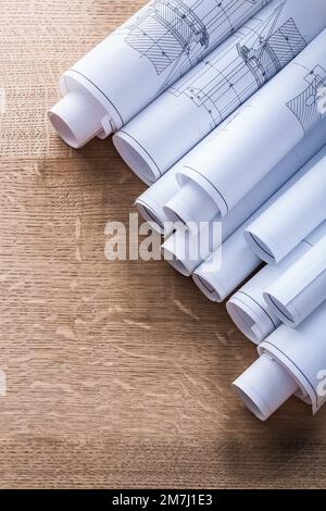 Stapel von Blueprint-Rollen auf hölzernen Eichenbrettern Wartungskonzept Stockfoto