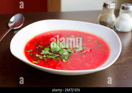 Borschtsch, traditionelle ukrainische Suppe mit Rote Bete, Rindfleisch und Gemüse. Stockfoto