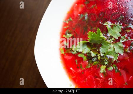 Borschtsch, traditionelle ukrainische Suppe mit Rote Bete, Rindfleisch und Gemüse. Stockfoto