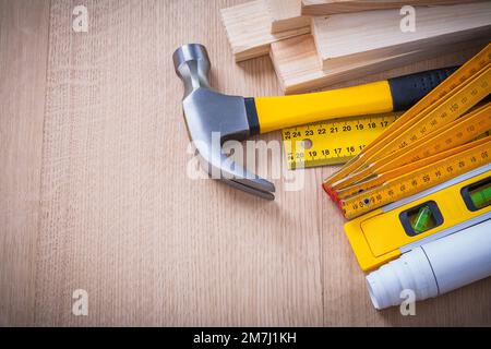 Vielzahl von Arbeitswerkzeugen auf Holzbrettern in horizontaler Ausführung Baukonzept. Stockfoto