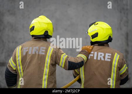 Aktenfoto vom 21. März 07/22 von Rekruten der Feuerwehr. Die Wahrscheinlichkeit, dass Feuerwehrleute an Krebs, Herzinfarkten und Schlaganfällen sterben, ist höher als die allgemeine Bevölkerung, wie Forscher festgestellt haben. Ausgabedatum: Dienstag, 10. Januar 2023. Stockfoto