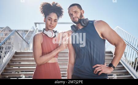 Schwarzes Paar, Porträt über die Stadttreppe und Fitness mit Kopfhörern, Musik und Motivation beim Outdoor-Workout. Trainingspaar, Teamarbeit und Unterstützung für Stockfoto