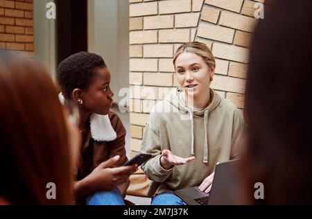 Studium, Ausbildung und College mit Team und Schülern zusammen, Diskussion und Kommunikation über Projekt oder Papier. Lernen, Stipendium und Stockfoto
