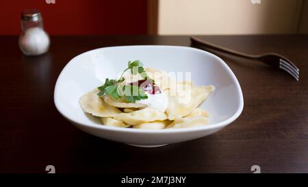 Pelmeni ist ein traditionelles osteuropäisches Gericht. Stockfoto