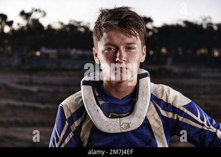 Leidenschaft kommt mit etwas Dreck. Porträt eines Dreckradrennens in seiner Rennausrüstung. Stockfoto