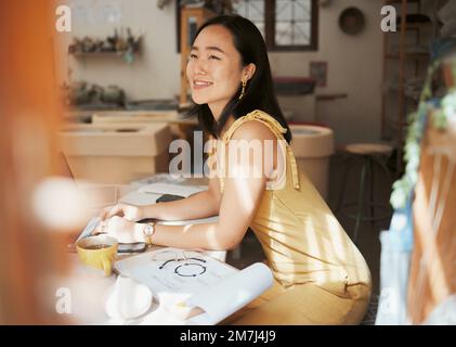 Geschäftsinhaber, asiatische Frau und Denker am Arbeitsplatz, Lächeln und Projektplanung. Unternehmerin, Mädchen oder Chefin im Studio, Idee oder Führungskraft für Stockfoto