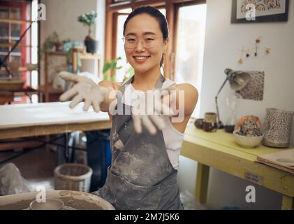 Porträt, Tontöpferei und asiatische Frau im Studio, Lächeln und Formen für Geschäft, Designkunst oder Kreativität. Hände, Unternehmerin oder Künstlerin Stockfoto