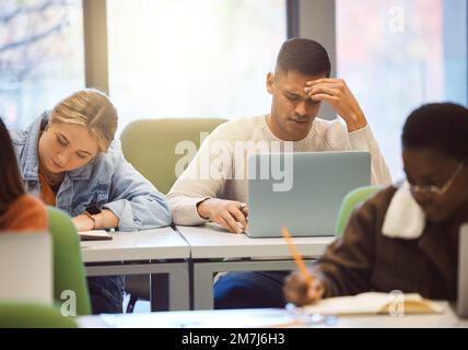 Laptop, Stress und Männerstudium, Kopfschmerzen und Ausbildung für Wissen, Tests und Depressionen. Psychische Gesundheit, männlicher Student und Akademiker mit Computer Stockfoto