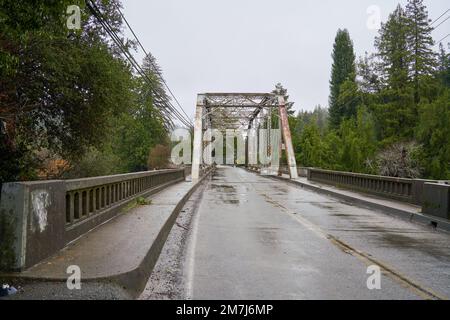 Historische Hacienda Bridge über dem Russian River in Forestville, Kalifornien, an nassen Regentagen. Stockfoto