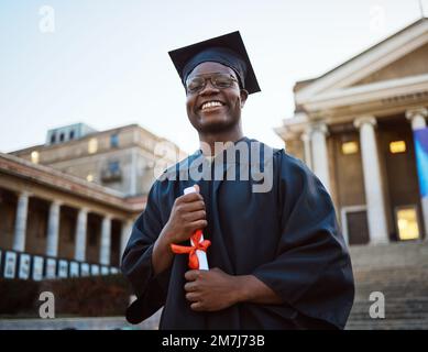 Leistung, Diplom und Porträt eines Schwarzen bei der Abschlussfeier mit College-Erfolg, Feier und Glück. Stolz, Lächeln und Afrikaner mit einem Abschluss Stockfoto