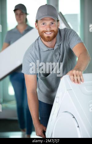 Zwei junge männliche Berufsmänner in einer Uniform-Wäscherei Stockfoto