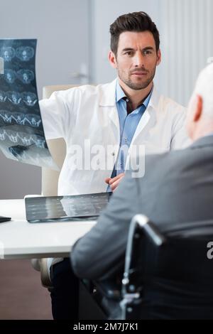 Arzt, der den Patienten über sein mrt-Ergebnis informiert Stockfoto