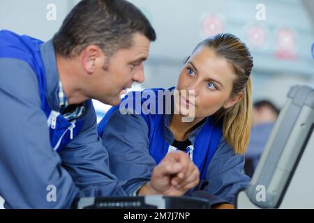 Porträt zweier moderner Mechaniker, die sprechen Stockfoto