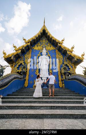 Ein Paar besucht den blauen Tempel Rong Sua Ten, Provinz Chiang Rai, Thailand. Stockfoto