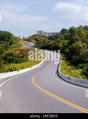 Kurvige Straße in den Bergen von Nan Thailand, Rückansicht der Straße Nr. 3country. Nummer drei der Straße zwischen den Bergen in Nan, Thailand. Ein paar Männer und Frauen im Urlaub in Nan Thailand. Stockfoto