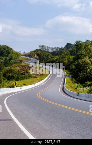 Kurvige Straße in den Bergen von Nan Thailand, Rückansicht der Straße Nr. 3country. Nummer drei der Straße zwischen den Bergen in Nan, Thailand. Ein paar Männer und Frauen im Urlaub in Nan Thailand. Stockfoto