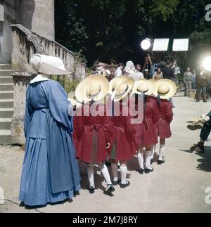 Direkt vor Ort im Chateau de la reine Blanche in Paris mit Nonne und Schulkindern und AUDREY HEPBURN Hochzeitskleid mit Film-/Kamerateam beim Filmen des LUSTIGEN GESICHTS 1957 Regisseur STANLEY DONEN Schriftsteller Leonard Gershe Kostüm Design Edith Head Musik George Gershwin Texte Ira Gershwin Produzent Roger Edens Paramount Bilder Stockfoto